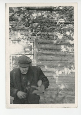 August Toomingas (Kusta Toom) Rõngus oma metsamaja ees  duplicate photo