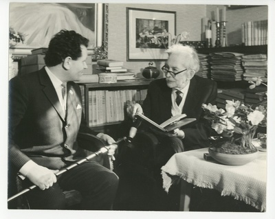 Friedebert Tuglas viimasel sünnipäeval intervjuud andmas  similar photo
