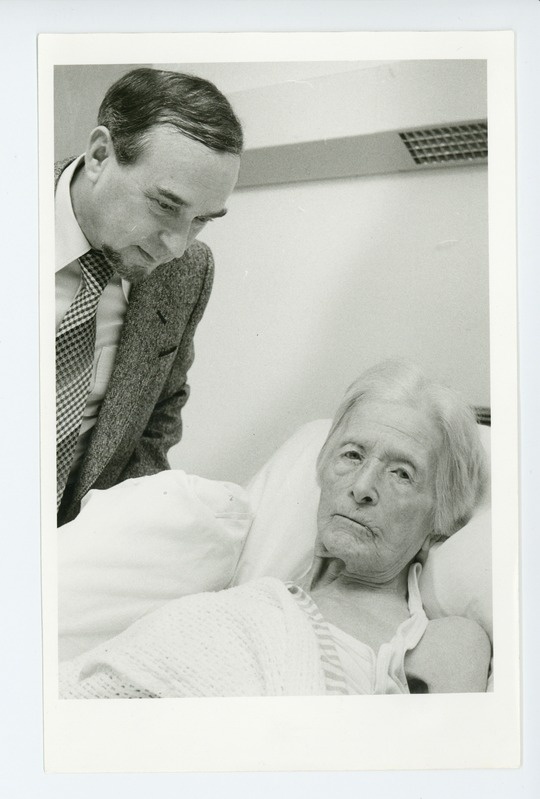 Tõlkija Aimo Rönkä ja poetess Marie Under