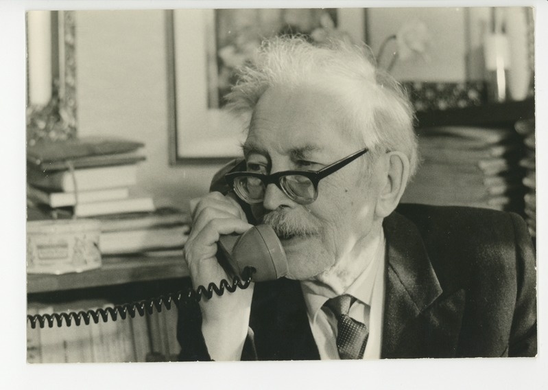 Friedebert Tuglas viimasel sünnipäeval telefoniga rääkimas