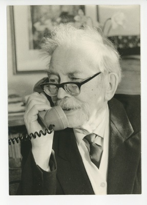 Friedebert Tuglas viimasel sünnipäeval telefoniga rääkimas  duplicate photo