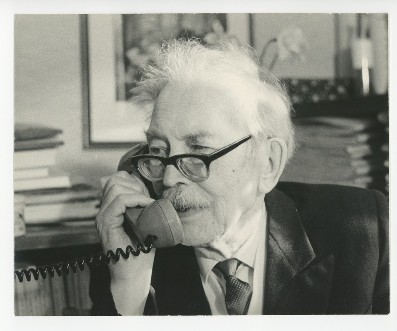 Friedebert Tuglas viimasel sünnipäeval telefoniga rääkimas