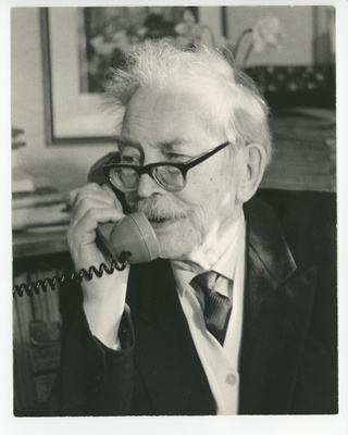 Friedebert Tuglas viimasel sünnipäeval telefoniga rääkimas  duplicate photo