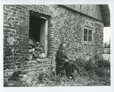 Friedebert Tuglas Ahjal vana õllekoja seina ääres, 1938  duplicate photo