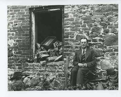 Friedebert Tuglas Ahjal vana õllekoja seina ääres, 1938  duplicate photo