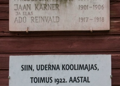 Plaat endises Uderna ministeeriumiskoolis õppijate nimedega rephoto