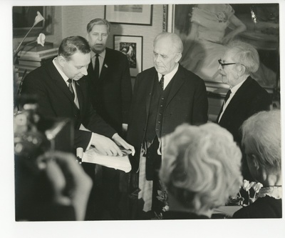 Vladimir Beekman, Aleksander Ansberg ja Hans Kruus, paremal Friedebert Tuglas tema viimasel sünnipäeval  similar photo