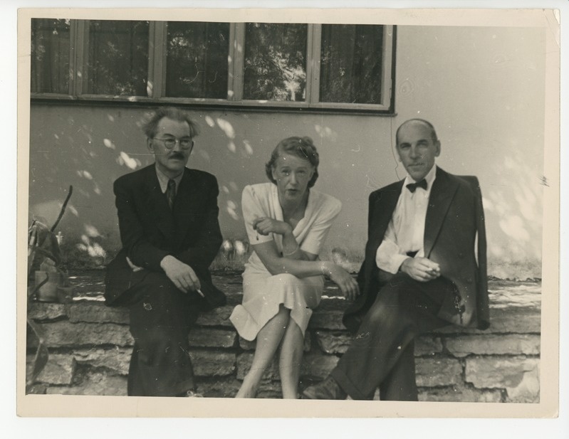 Friedebert Tuglas, Elo Tuglas ja Johannes Semper istumas terrassi äärel
