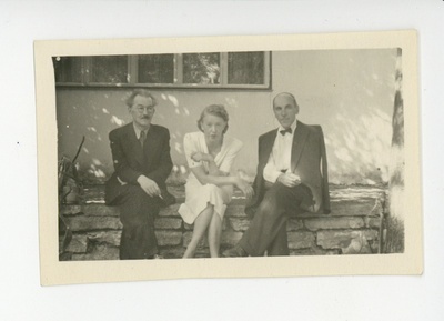 Friedebert Tuglas, Elo Tuglas ja Johannes Semper istumas terrassi äärel  duplicate photo