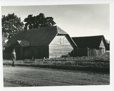 Friedebert Tuglas Karilatsis maja ees, milles ta on elanud  duplicate photo
