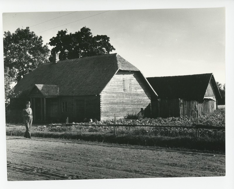 Friedebert Tuglas Karilatsis maja ees, milles ta on elanud