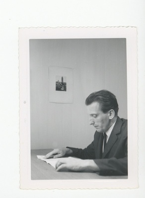Paul Reets lugemas, 1961  duplicate photo