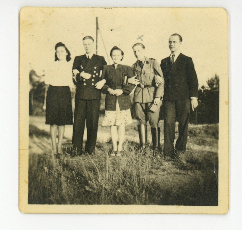 Paul Reets (vasakult neljas) 1944. aastal koos kooliõdede, koolivend Bruno Laane (paremalt esimene) ja Soome mereväeohvitseriga