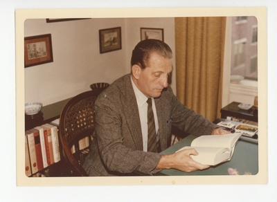 Paul Reets kirjutuslaua taga lugemas, 1974  duplicate photo