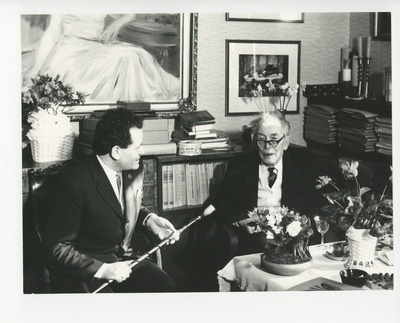 Friedebert Tuglas annab intervjuud viimasel sünnipäeval  similar photo