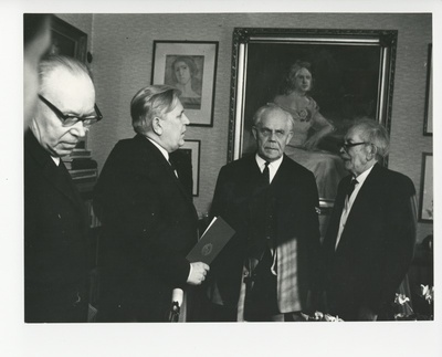 Eduard Päll, Aleksander Ansberg, Hans Kruus, Friedebert Tuglas tema viimasel sünnipäeval  similar photo