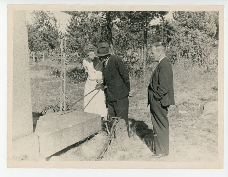 Elo Tuglas, Friedebert Tuglas ja Johannes Semper Jaan Oksa haual