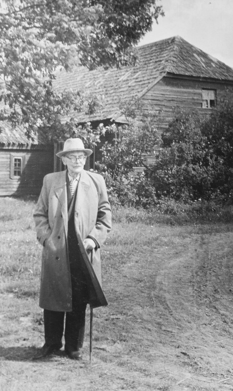 Friedebert Tuglas Võnnu vallakooli juures