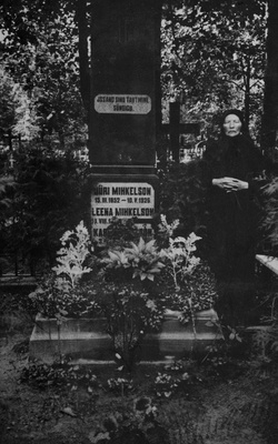 Leena Mihkelson omaste kalmudel  similar photo