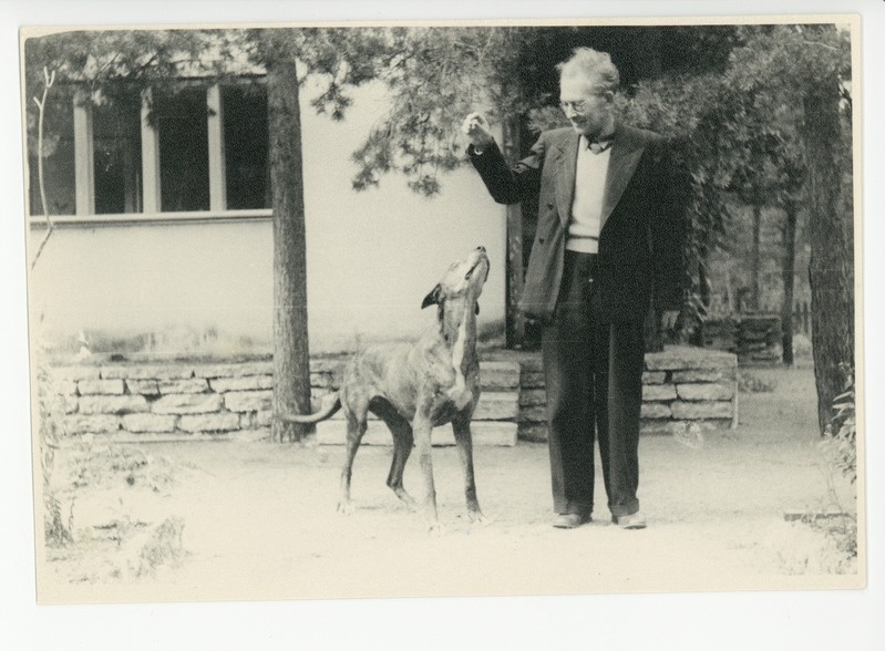Friedebert Tuglas ja koer Darling aias