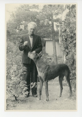 Friedebert Tuglas ja koer Darling aias  duplicate photo
