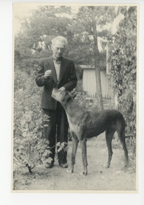 Friedebert Tuglas ja koer Darling aias  duplicate photo