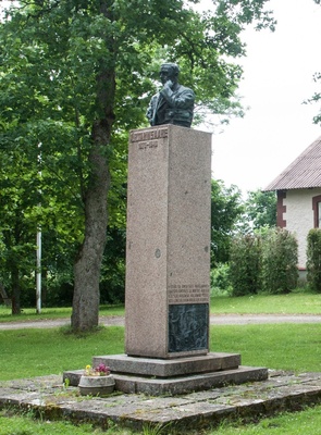 Anton Hansen-Tammsaare monument Albu külanõukogu ees rephoto