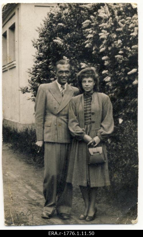 Raimond Valgre with an unknown girl in Pärnu
