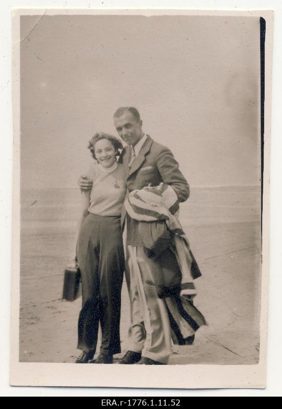 Raimond Valgre with an unknown girl in Pärnu Sea