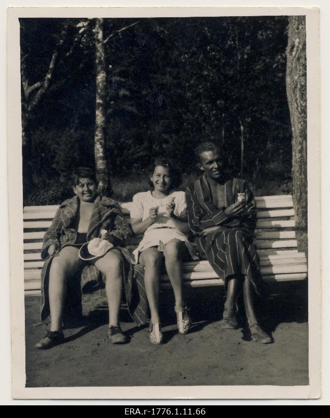 Raimond Valgre with an unknown woman and boy sitting on the bench in Pärnu