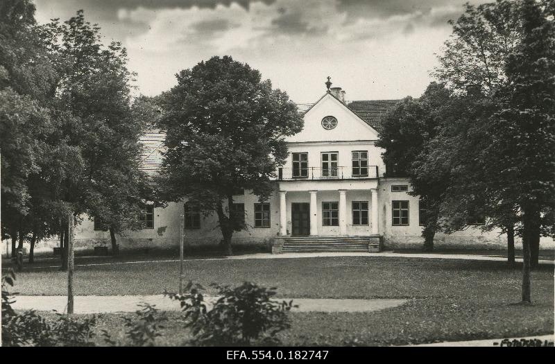 Karinu 6 pm. Primary school in the former Karinu Manor Gentlemen House.