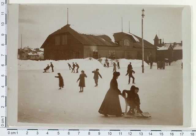 Snowmobilers charterers