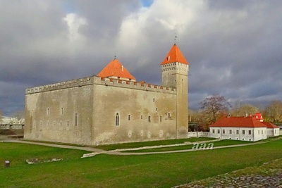 Kuressaare Castle and storm clouds - Kuressaare Castle rephoto