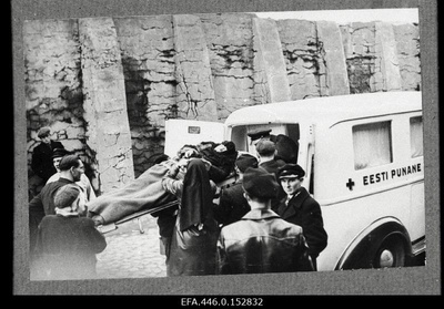 Baltisakslaste lahkumine Eestist. Ümberasumine algas 18. okt. 1939.a. Eesti Punane Rist toimetab haigeid sadamasse.  similar photo