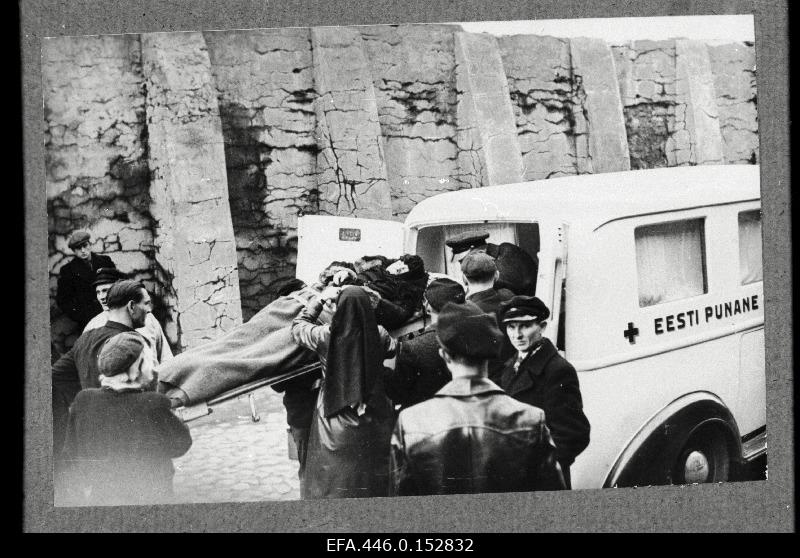 Baltisakslaste lahkumine Eestist. Ümberasumine algas 18. okt. 1939.a. Eesti Punane Rist toimetab haigeid sadamasse.