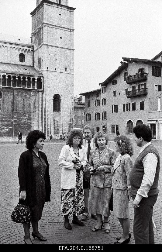 Estonian Culture Days in Italy. Märt Kubo and Deputy Chairman of the Presidium of the Supreme Council of the Estonian Soviet Ministry of Culture Maia Leosk (from left 3 and 4). Trento in front of the Toom Church