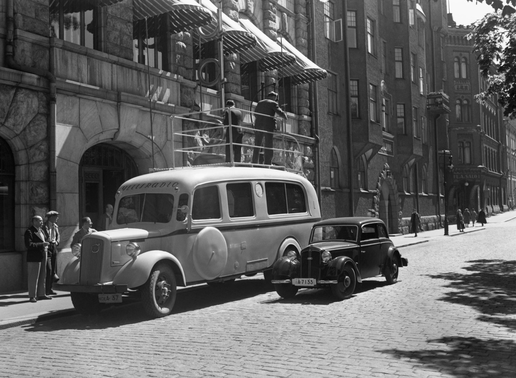 Engineers are the roof of a broadcast van, Helsinki, 1937 - The first sound car of the generalradio and a description car in front of the radio house in Fabian Street in Helsinki. Engineer Laakso on the roof of the car. The time of the screening is estimated at the accuracy of the year.
Do you know something about this picture? Leave a comment or contact us by e-mail: flickr@yle.fi Check out the archive contents of Yle: www.yle.fi/elavaarkisto Fler skatter från Yles archive: svenska.yle.fi/arkivet More about Yle, the Finnish Broadcasting Company: yle.fi/yleisradio/about-yle/ this is-is-yle
