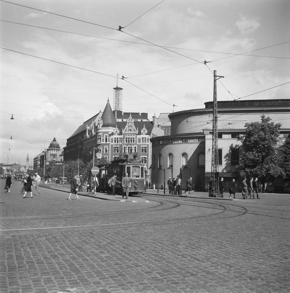 Swedish Theatre, Mannerheimintie, central Helsinki, 1946 - The prospect of Helsinki's Mannerheimintie. In front of the Swedish theatre (Svenska theater) and behind the Argo house, now Stockmann's storehouse. The house was located in Wulff's paper store, which is left behind the tram. The time of the screening is estimated at the accuracy of the month.
Do you know something about this picture? Leave a comment or contact us by e-mail: flickr@yle.fi Check out the archive contents of Yle: www.yle.fi/elavaarkisto Fler skatter från Yles archive: svenska.yle.fi/arkivet More about Yle, the Finnish Broadcasting Company: yle.fi/yleisradio/about-yle/ this is-is-yle