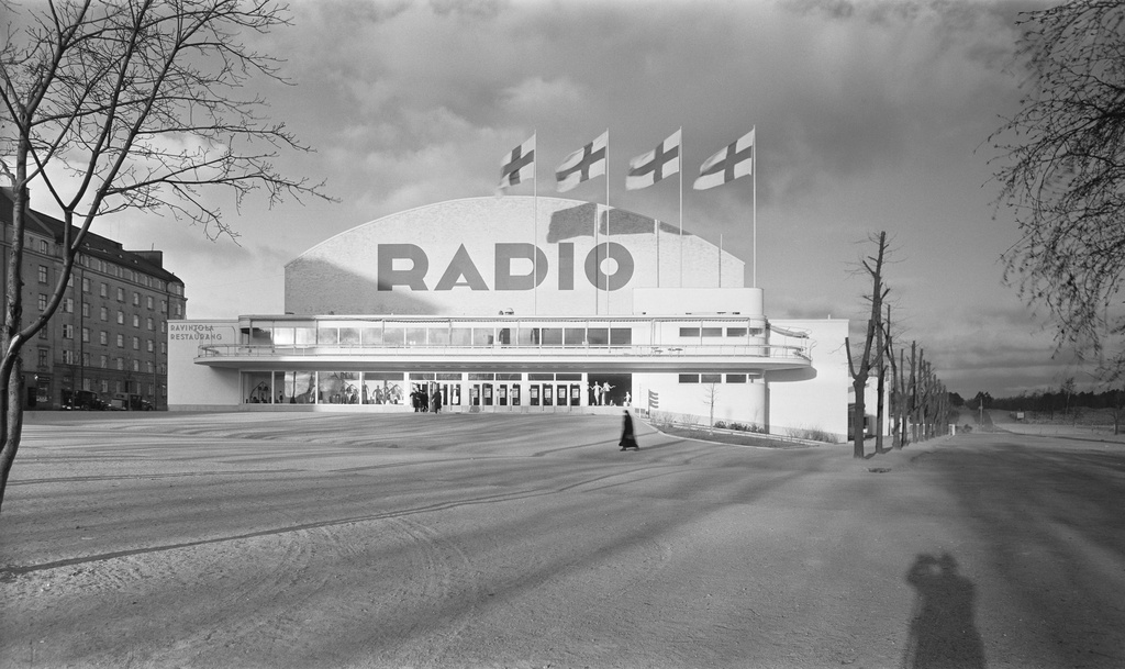 The exhibition hall in Helsinki featuring a radio exhibition, ca. 1935. - Helsinki fair hall (later Töölö racing hall). At the end wall the text "Radio", advertising of radio fairs. The time of the screening is estimated at the accuracy of the year.
Do you know something about this picture? Leave a comment or contact us by e-mail: flickr@yle.fi Check out the archive contents of Yle: www.yle.fi/elavaarkisto Fler skatter från Yles archive: svenska.yle.fi/arkivet More about Yle, the Finnish Broadcasting Company: yle.fi/yleisradio/about-yle/ this is-is-yle