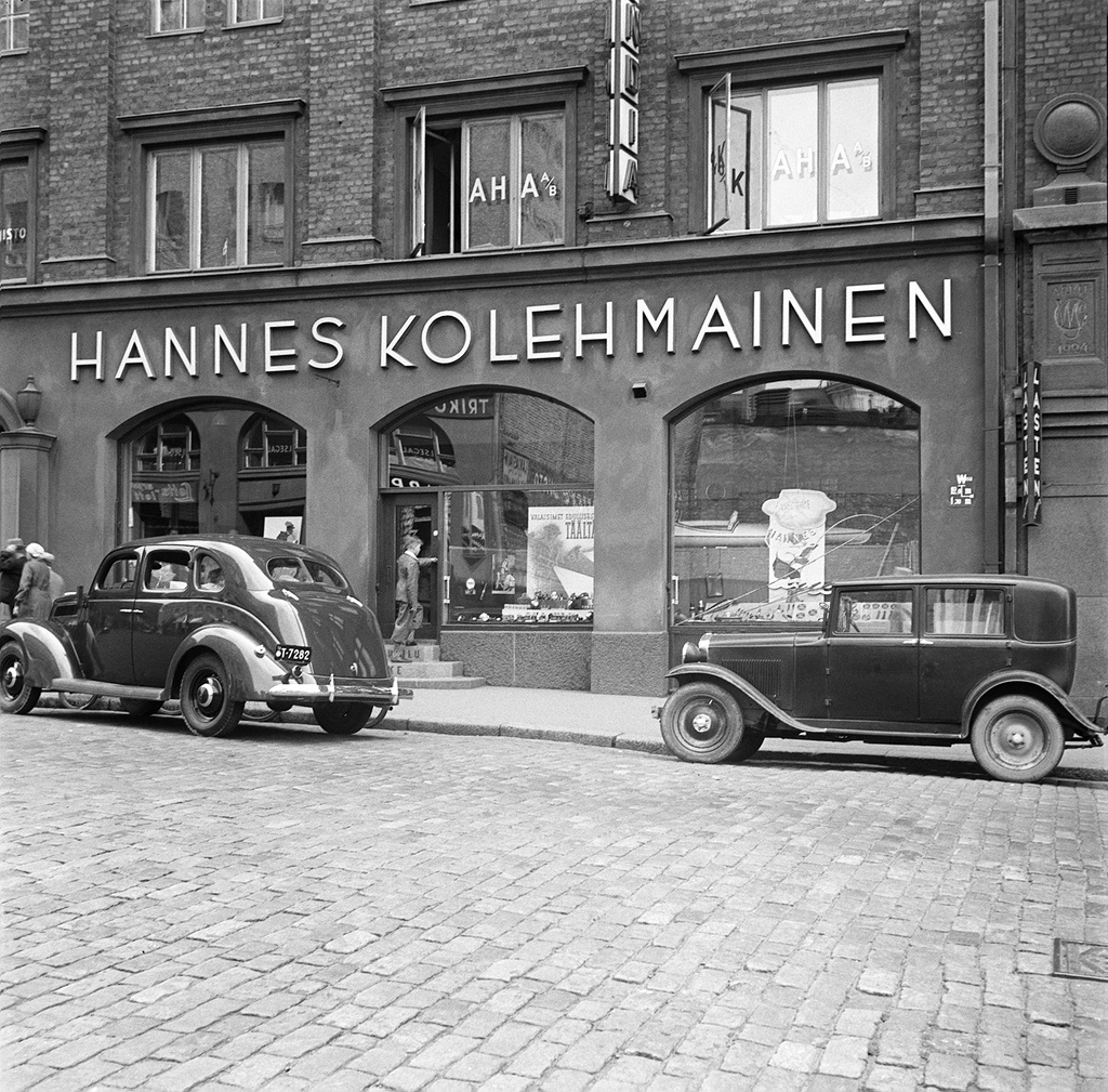 Kaisaniemenkatu 3, Helsinki, 1930s - Kaisaniemenkatu 3 in Helsinki, street view, Hannes Kolehmaisen shop, passenger cars parked on the street. The time of the screening is estimated at the accuracy of the decade.
Do you know something about this picture? Leave a comment or contact us by e-mail: flickr@yle.fi Check out the archive contents of Yle: www.yle.fi/elavaarkisto Fler skatter från Yles archive: svenska.yle.fi/arkivet More about Yle, the Finnish Broadcasting Company: yle.fi/yleisradio/about-yle/ this is-is-yle