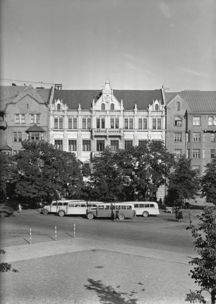 General radio headquarters in Fabianinkatu 15, Helsinki, 1930s. - general Radion Fabianinkadu's department store in the Helsinki Kaart city in the 1930s, the time of the film was estimated at the accuracy of the decade.
Do you know something about this picture? Leave a comment or contact us by e-mail: flickr@yle.fi Check out the archive contents of Yle: www.yle.fi/elavaarkisto Fler skatter från Yles archive: svenska.yle.fi/arkivet More about Yle, the Finnish Broadcasting Company: yle.fi/yleisradio/about-yle/ this is-is-yle