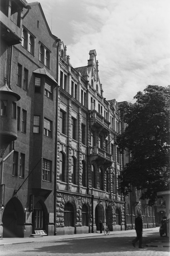 The Radio House of Finnish Broadcasting Company in Helsinki, 1930s. - general Radio House, Fabianinkatu 15, Helsinki. The time of the screening is estimated at the accuracy of the decade.
Do you know something about this picture? Leave a comment or contact us by e-mail: flickr@yle.fi Check out the archive contents of Yle: www.yle.fi/elavaarkisto Fler skatter från Yles archive: svenska.yle.fi/arkivet More about Yle, the Finnish Broadcasting Company: yle.fi/yleisradio/about-yle/ this is-is-yle