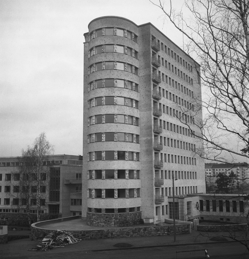 Newly-built Children's Hospital in Helsinki, 1948 (28894136104) - Just completed Children's City (Helsing Children's Hospital) in Helsinki Work in 1948, 12-storey hospital tower. Architects: Elsi Borg, Otto Flod and Olavi Sorta. Childrenenlinna Hospital.Photo: Nokelainen/Yle.
Do you know something about this picture? Please leave a comment or contact us by e-mail: flickr@yle.fi Read more about Yle, the Finnish Broadcasting Company: http://yle.fi/life park Fler skatter från Yles archive: http://svenska.yle.fi/arkivet More about Yle, the Finnish Broadcasting Company: http://yle.fi/yleisradio/ About-yle/this-is-yle