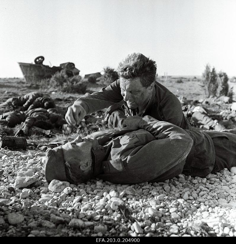 A scene from the Tallinn Film game film "People in Soldiers". The Tääger (Heino Raudsik) will say goodbye to the fallen arms brother on the battlefield.