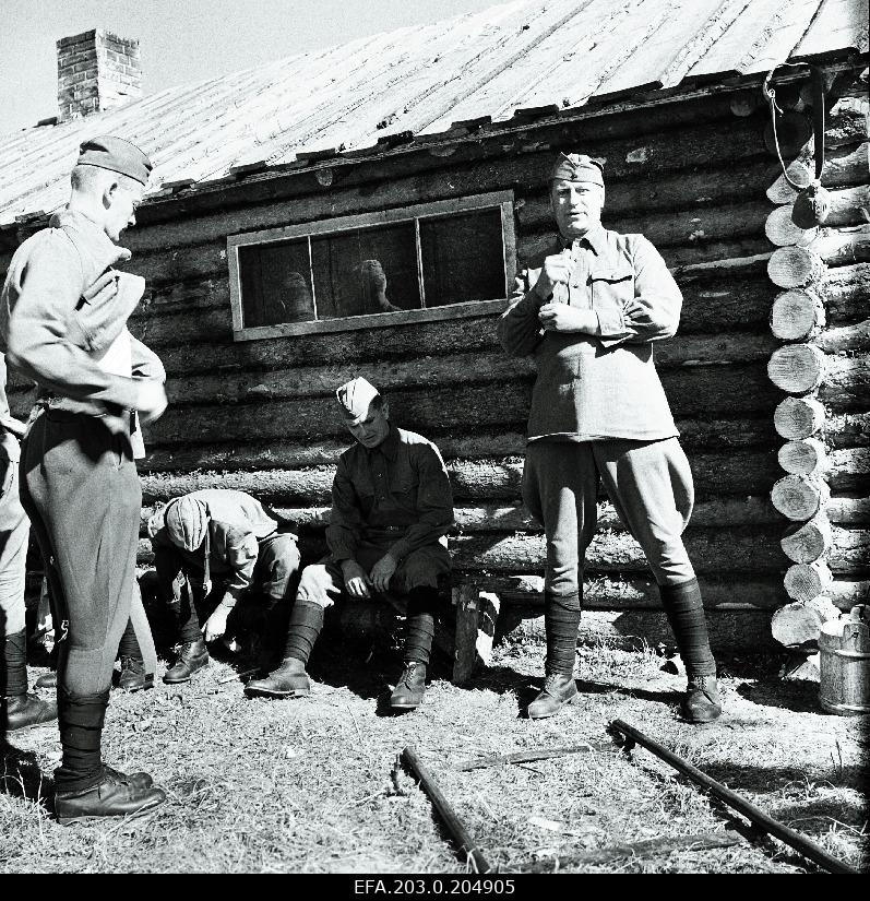 A scene from the Tallinn Film game film "People in Soldiers". Warmen in the camp. Right: Tääger - Heino Raudsik, Kalm - Rudolf Allabert.