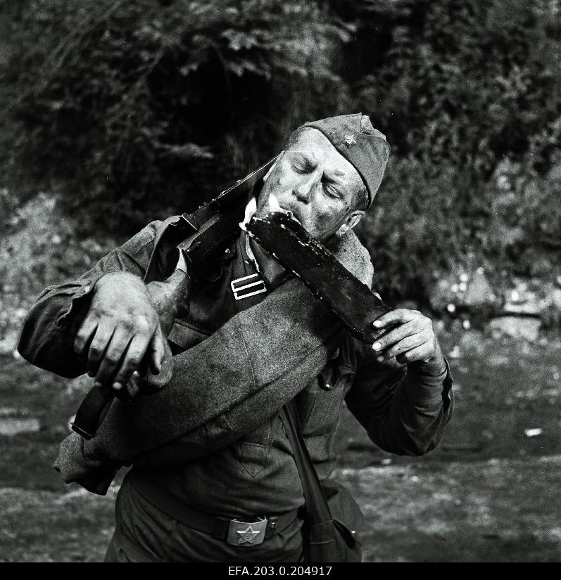 A scene from the Tallinn Film game film "People in Soldiers". The Tääger (Heino Raudsik) ignites a piece of paper from the fire support.