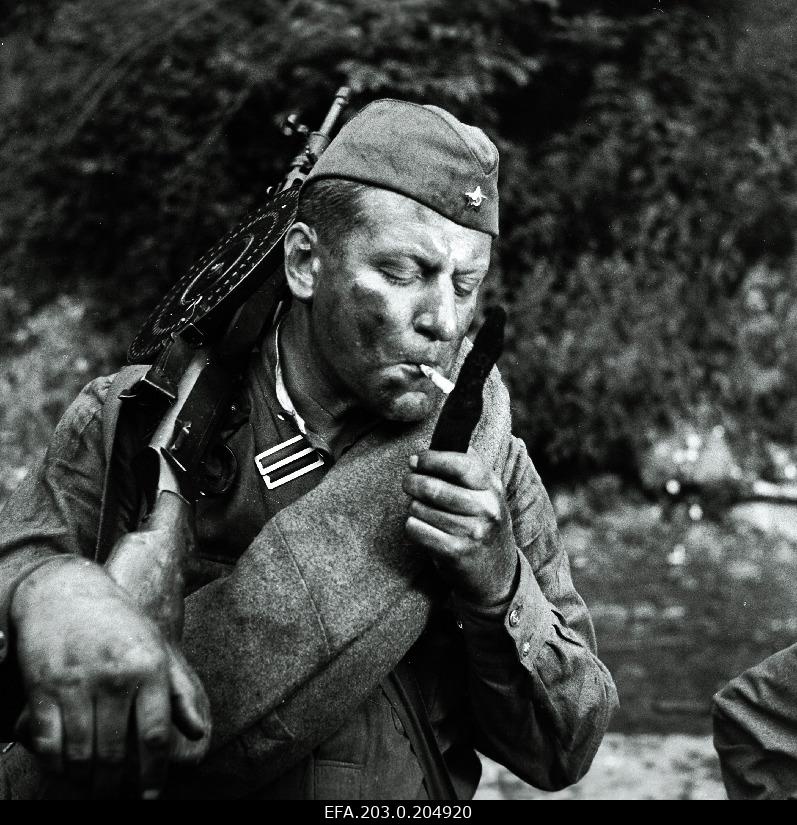 A scene from the Tallinn Film game film "People in Soldiers". The Tääger (Heino Raudsik) ignites a piece of paper from the fire support.
