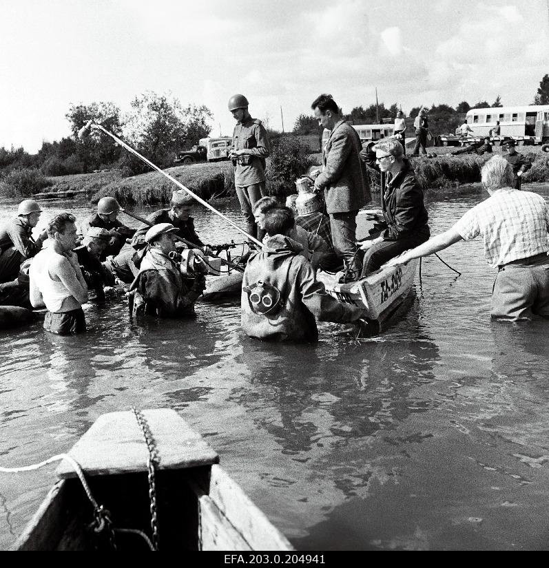 Films from Tallinn Film "The People in Soldiers". With the camera in the water, the operator-discoverer Mihhail Dorovatovski, the second operator Mati Kask is sitting on the boat.