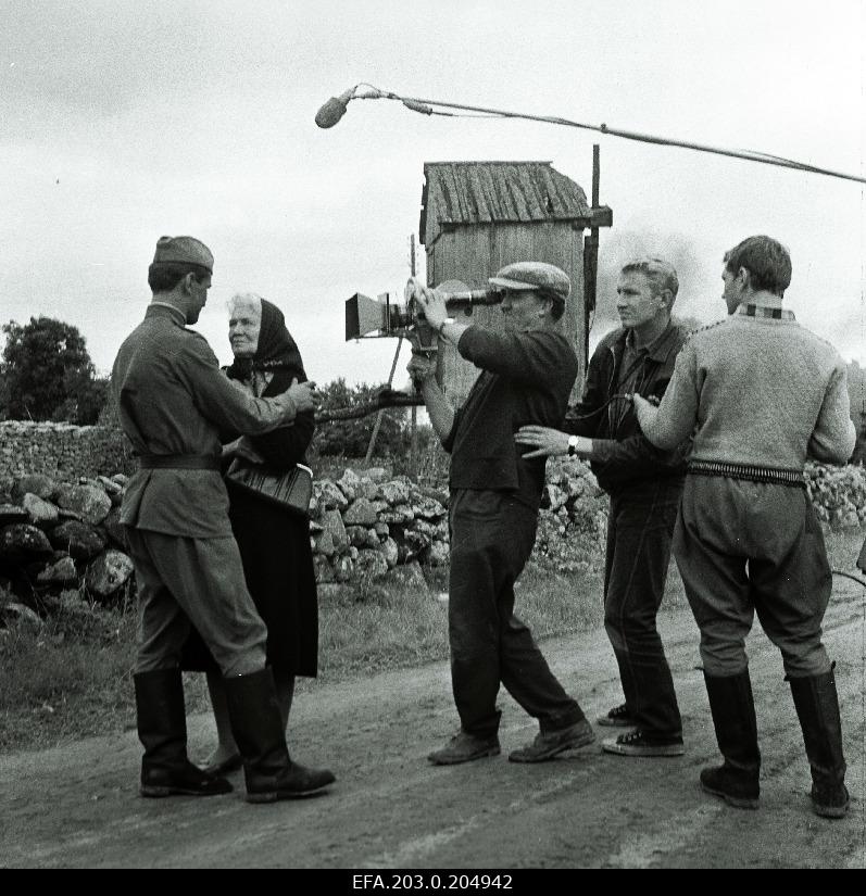 Films from Tallinn Film "The People in Soldiers". With the camera operator-designer Mihhail Dorovatovski, he is supported by another operator Mati Kask. On the left, Enn Kalmu player, actor Rudolf Allabert.