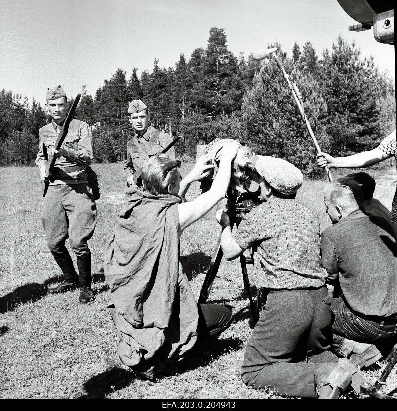 Films from Tallinn Film "The People in Soldiers". In front of the camera are warriors with wooden guns Veski (Arvi Hallik) and Kalm (Rudolf Allabert); the objective is viewed by the operator-discoverer Mihhail Dorovatovski, the director-displayer Jüri Müür on the right.